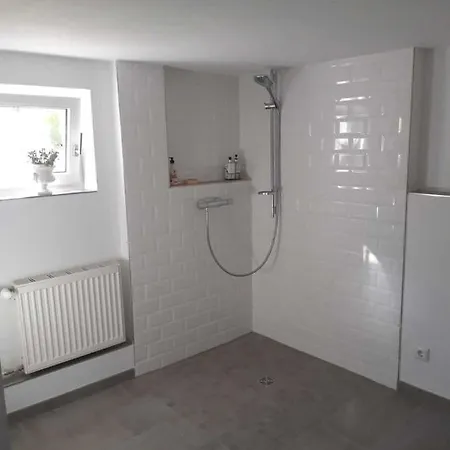 Souterrainwohnung Mit Separaten Garten - A45337 *